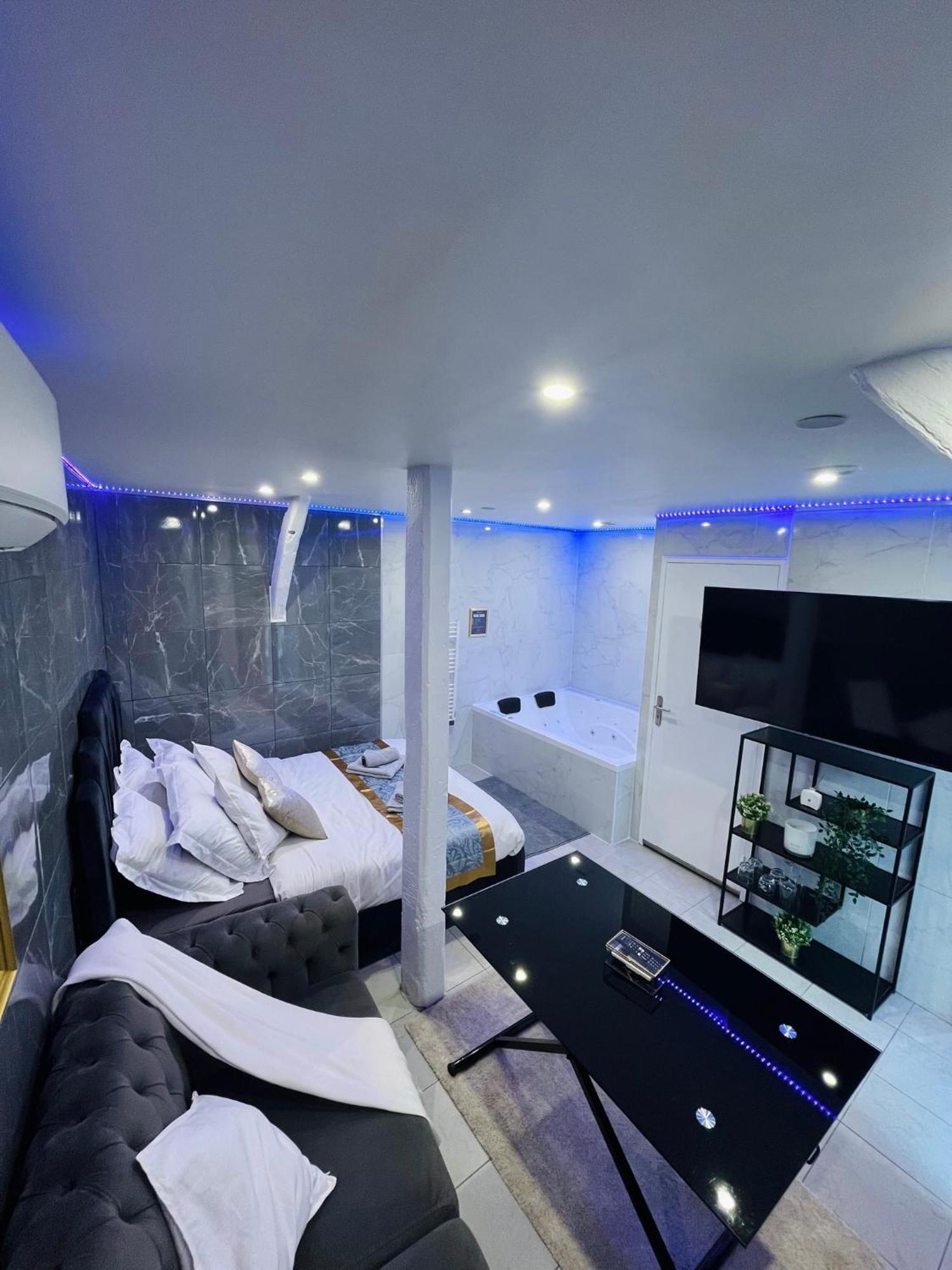 Room & Jacuzzi - Stade De France Saint-Denis  Exterior foto